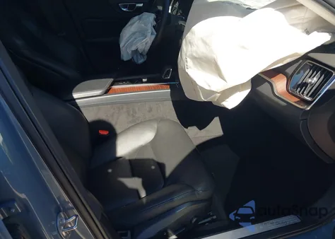 2024 Volvo S60 B5 Plus Dark Theme z USA, uszkodzony, nr VIN 7JRL12FL4RG280633